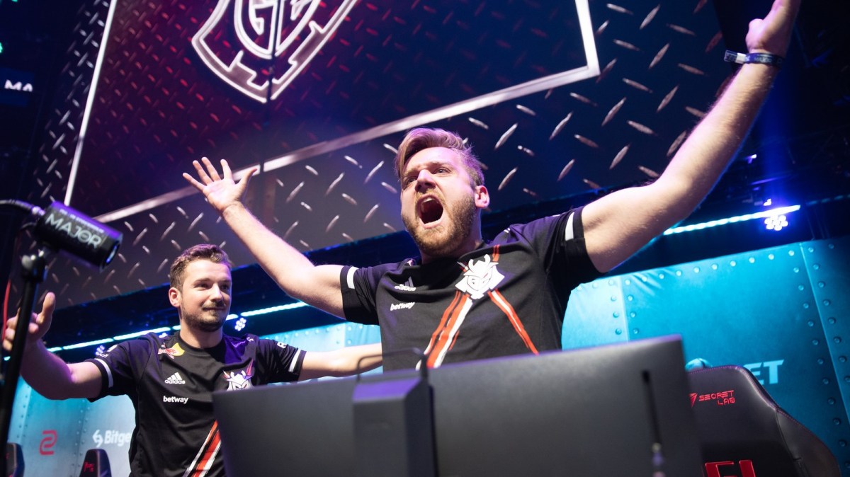 CS pro NiKo celebrating on stage.