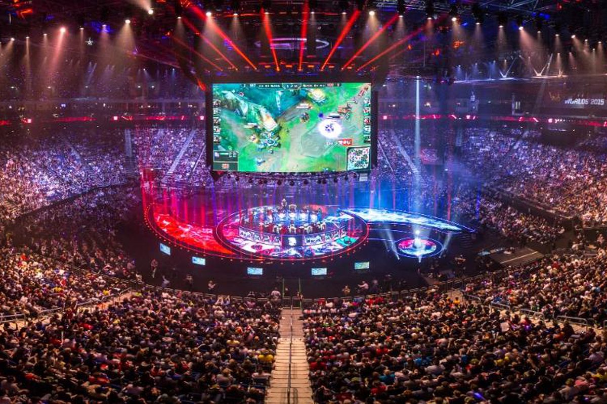 LoL World Championship, featuring a circular stage surrounded by a huge crowd of people.