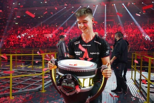 Dev1ce with StarLadder Berlin Major trophy.