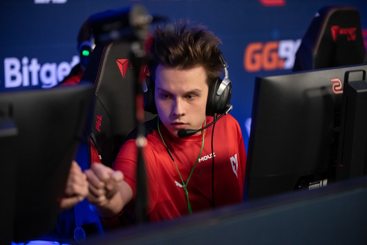 David "frozen" Čerňanský playing with MOUZ at a PGL Counter-Strike event.