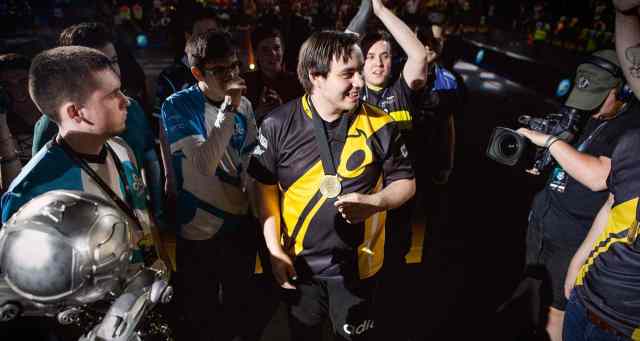 Turbopolsa wearing a medal while playing for Dignitas