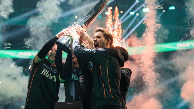 Rogue lifting the trophy after winning LEC Summer 2022.