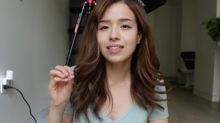 pokimane-fake-teeth-twitch