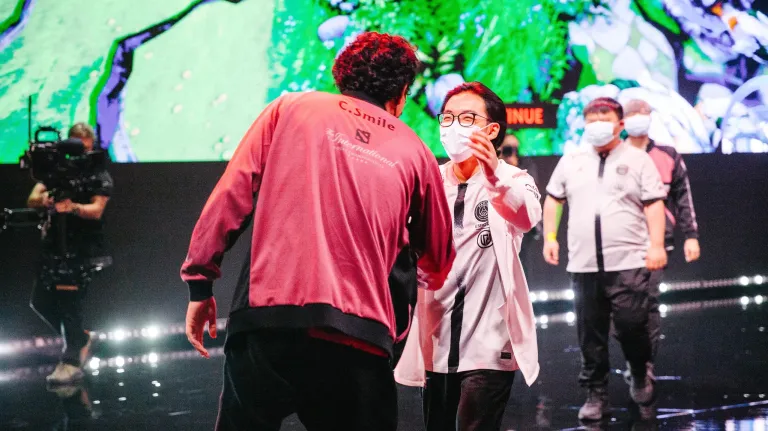 Faith_bian shaking hands at TI11.