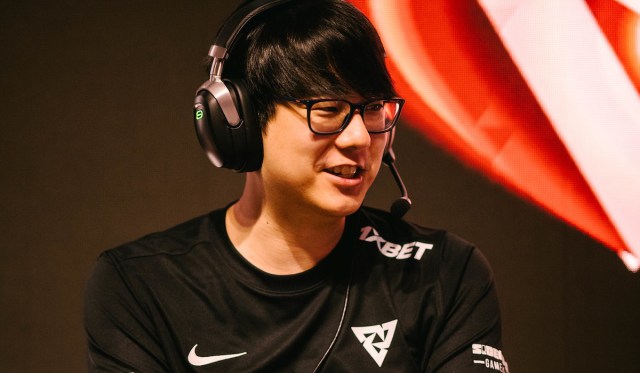 Aui_2000 coaching Tundra Esports at The International 2022.