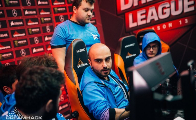 KuroKy consulting his Nigma teammates.