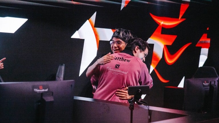 Pakazs and Matthew hugging at Dota 2's TI 11.