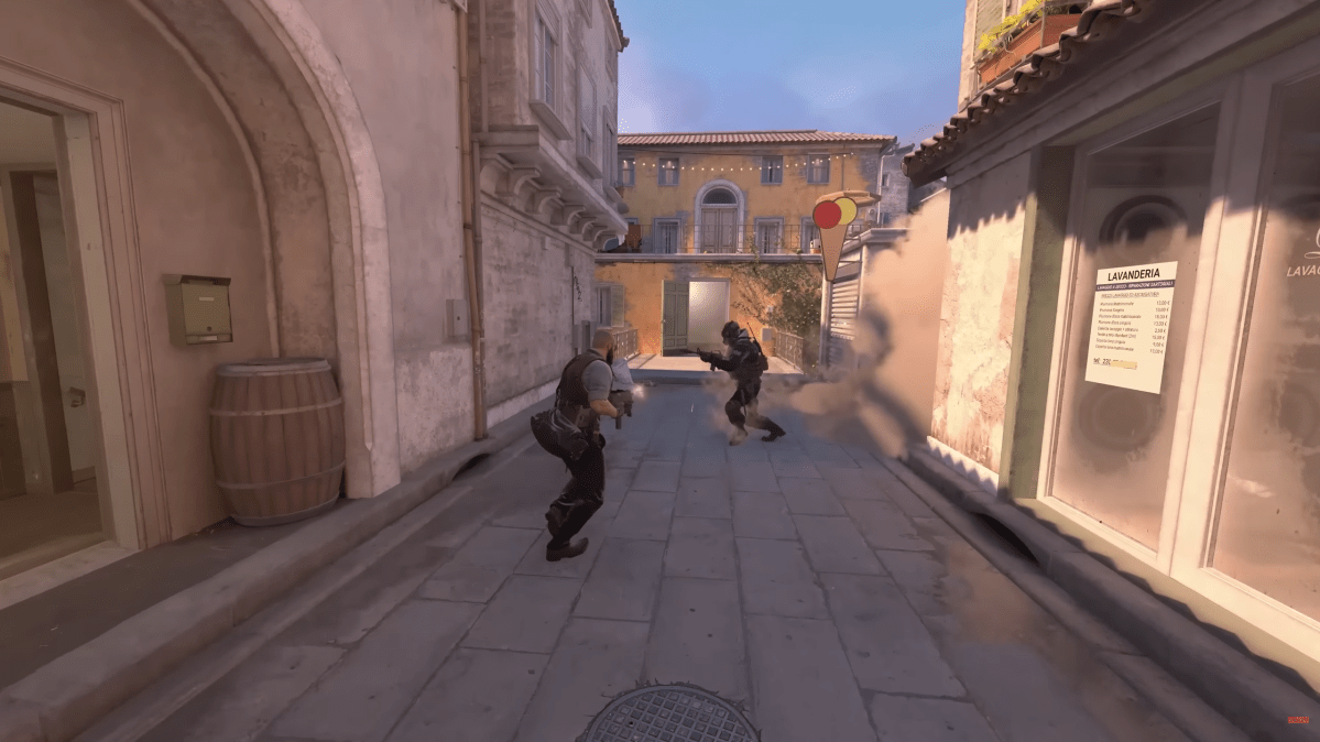 A terrorist and anti-terrorist fighting on Italy in CS2.