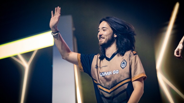 Gaimin Gaming's Tofu waving to the crowd at a Dota 2 tournament.