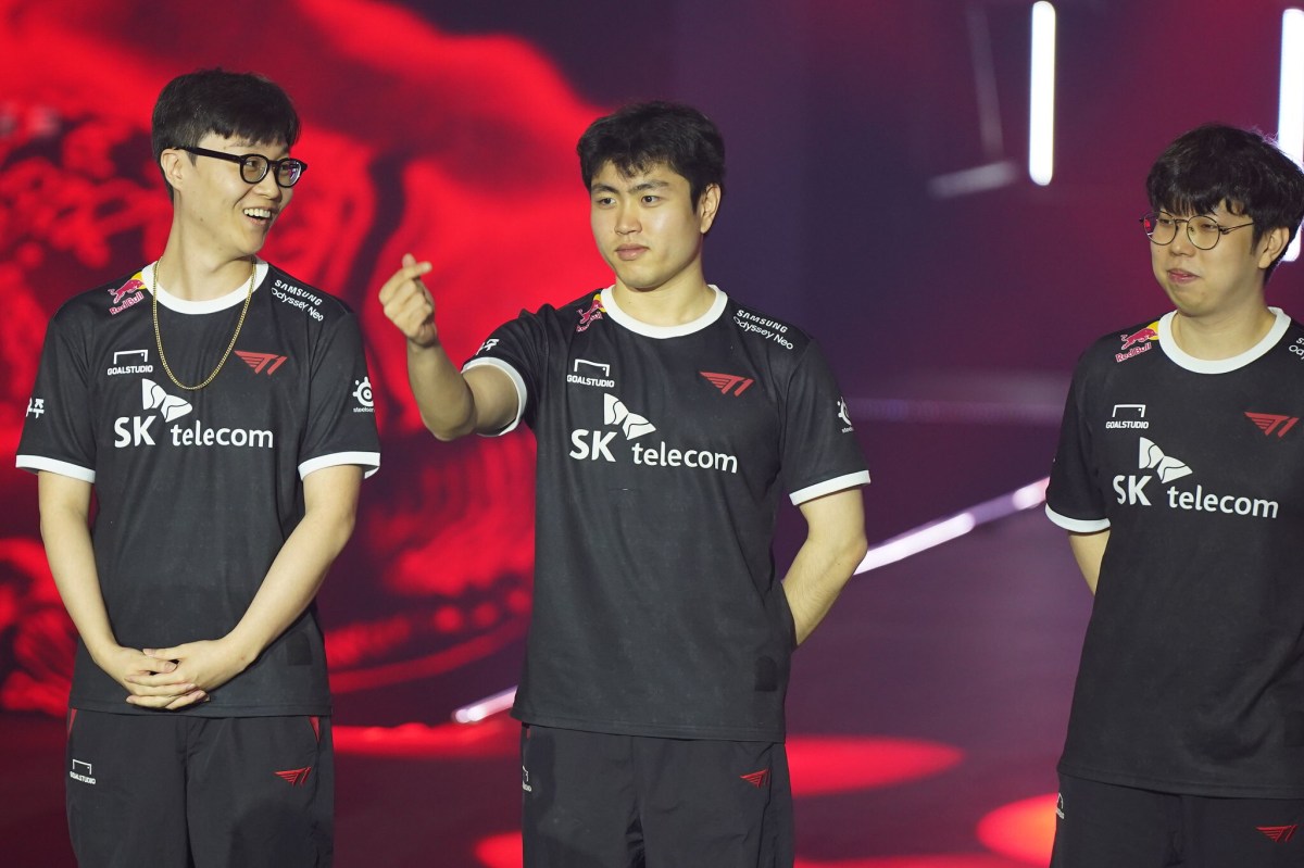 T1's ban makes a heart gesture towards the audience during T1's walkout at the VCT Pacific lower bracket final.