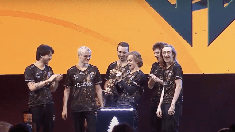 Gaimin Gladiators hoisting the Bali Major trophy.