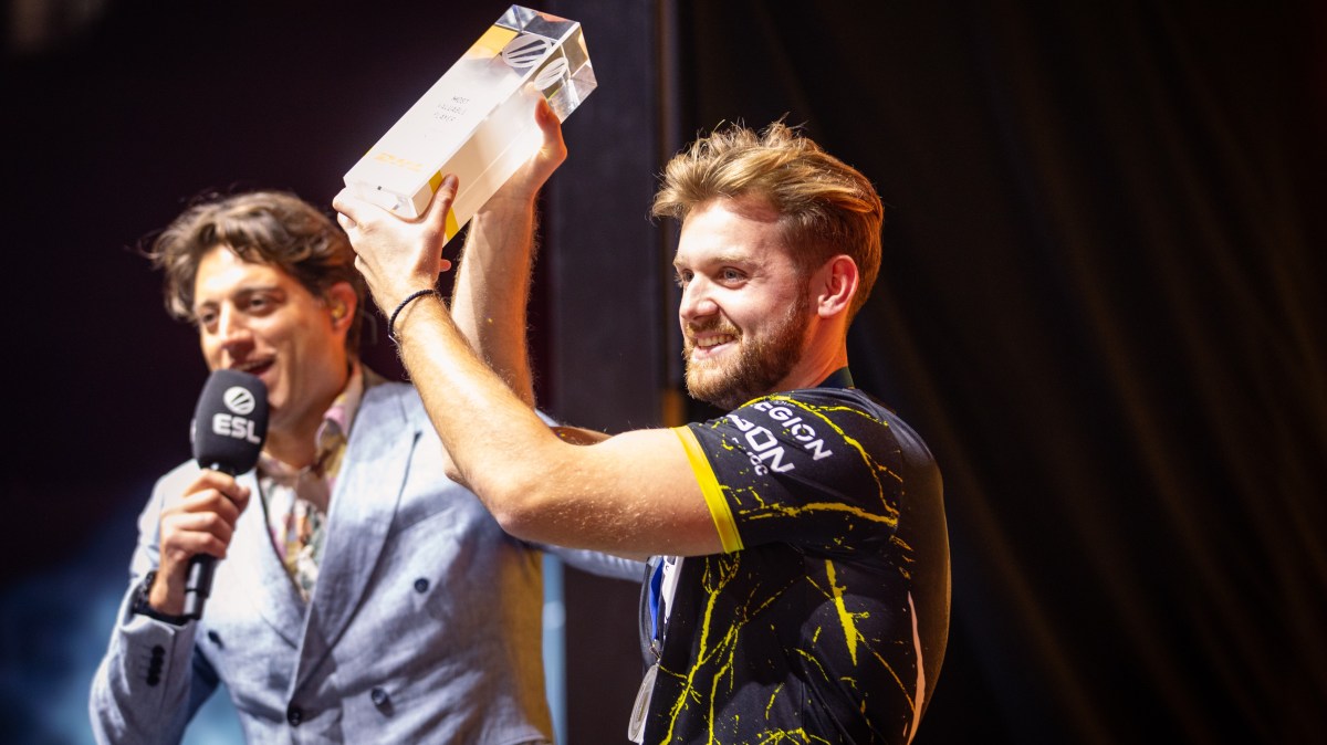 NiKo hoisting his MVP trophy at IEM Cologne 2023.