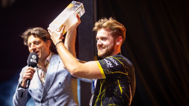 NiKo hoisting his MVP trophy at IEM Cologne 2023.