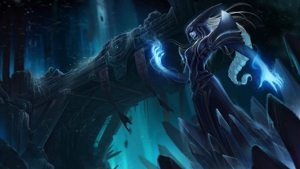 Lissandra raises her hand, summoning ice crystals around her in an underground room, filled with mist.