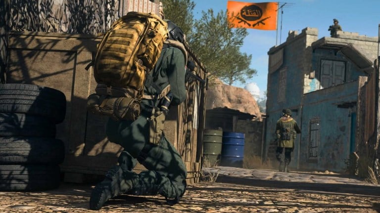 A player sneakily approaching a stronghold in DMZ.