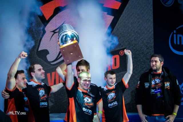 Virtus.pro lifting the EMS One Katowice trophy on stage