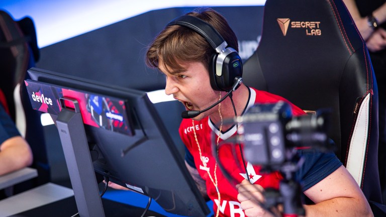 Dev1ce screaming as Astralis win a round at BLAST Premier Fall Groups.