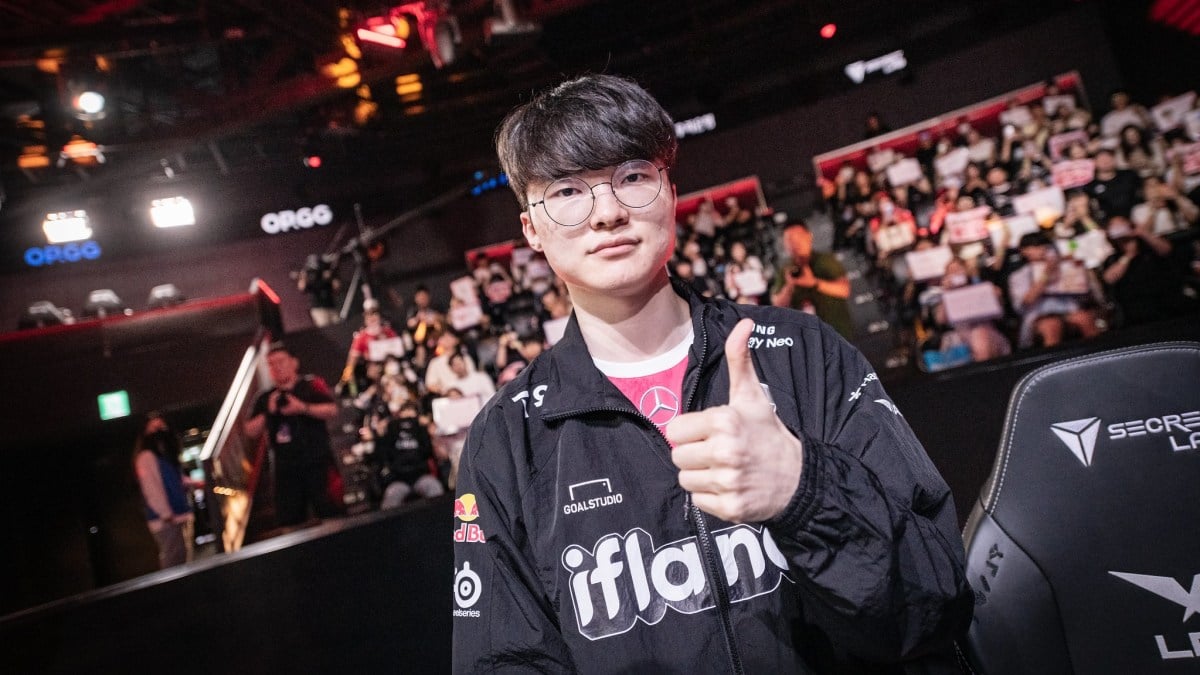 League of Legends pro Faker do a thumbs up for the camera after winning a LCK match.