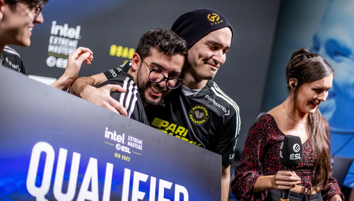 Coldzera and TACO on stage at the IEM Rio 2022 qualifiers