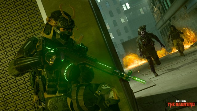 A CoD operator holds an LMG that's lit up green as enemies approach from around a corner.