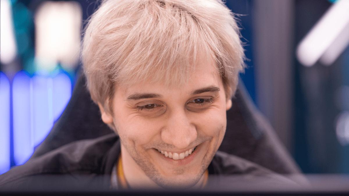 Arteezy smiling at his monitor at TI12.