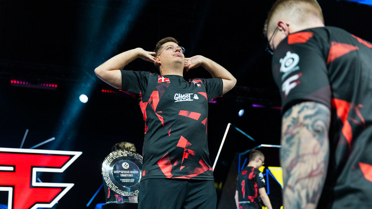 Karrigan hypes up the crowd after winning IEM Sydney.