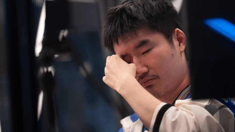 LGD's niu immediately after being eliminated from TI12.