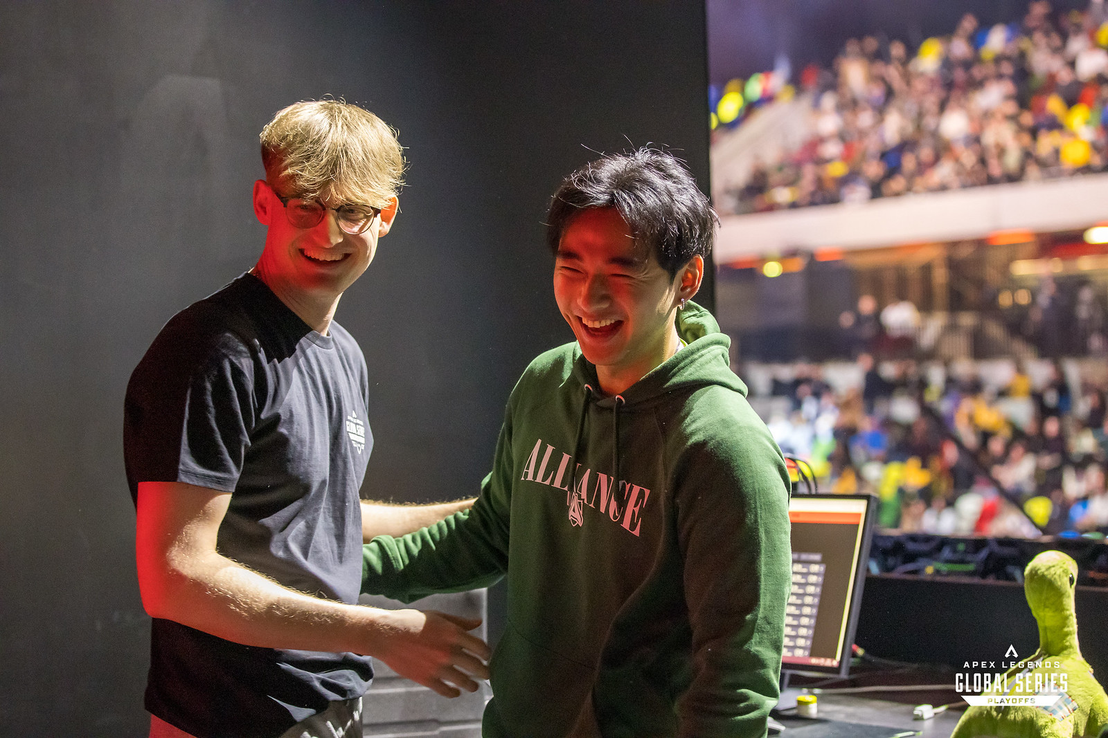 Mande and Alliance Yuki congratulate each other after an ALGS LAN match.