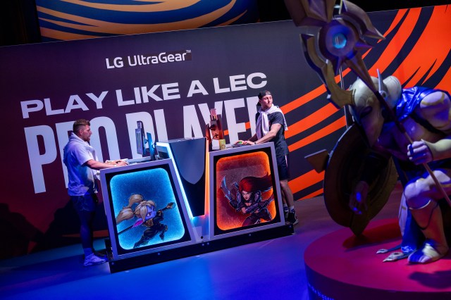 Fans at the LEC Studio 1v1 booth