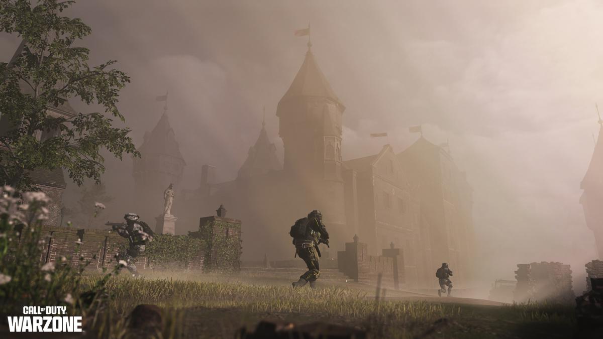 A player moves through the fog of the Warzone map Vondel.