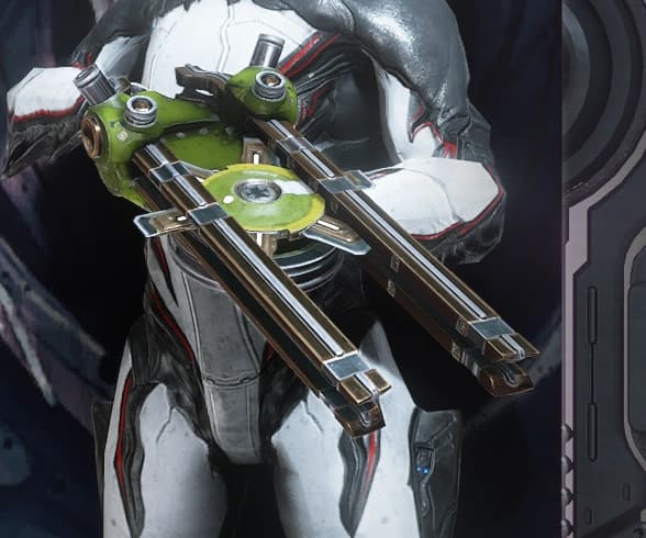 A Tenno holding the Miter