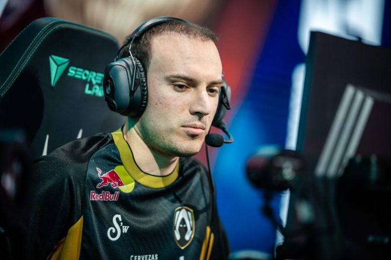 Team Heretics mid laner Perkz plays in the LEC studio in 2024