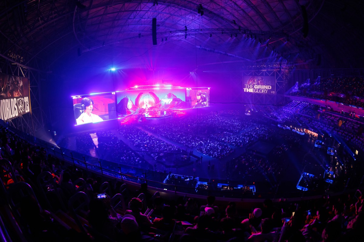 Worlds 2023 LoL stage with blue/purple lights.