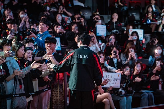 Zeus meeting his fans in LCK