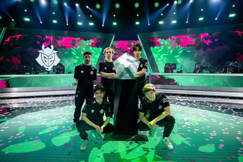 G2 Esports pose infront the LEC Shield