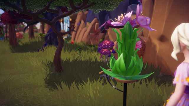 A Sunbird is eating a Pink Houseleek in Disney Dreamlight Valley