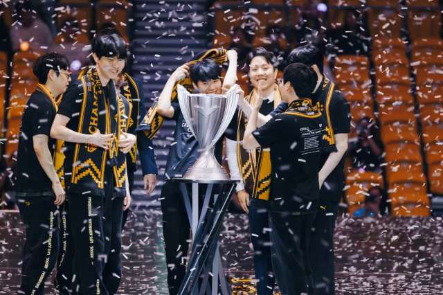 Gen.G celebrating an LCK championship victory