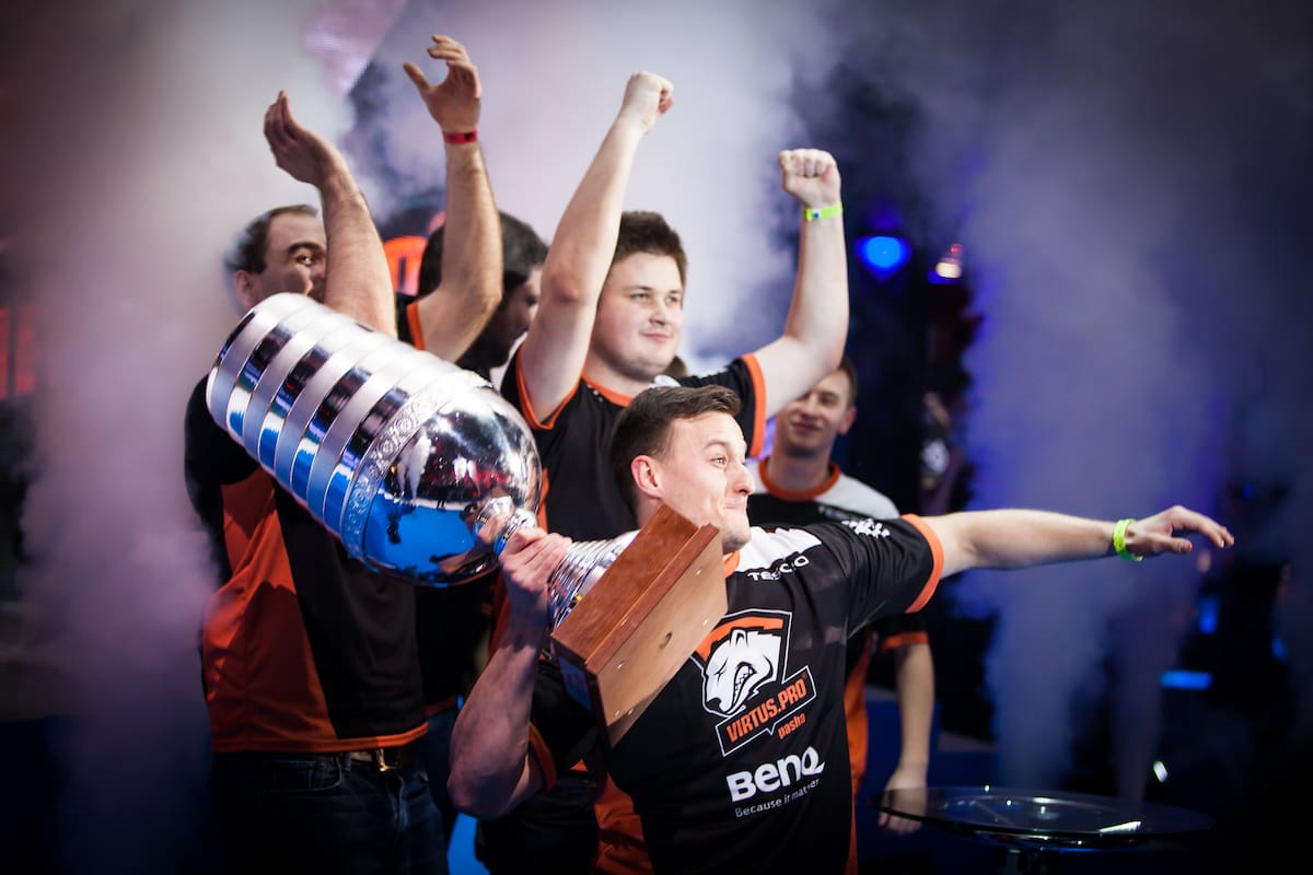 Virtus Pro celebrates with ESL Major Series One Katowice 2014 trophy.