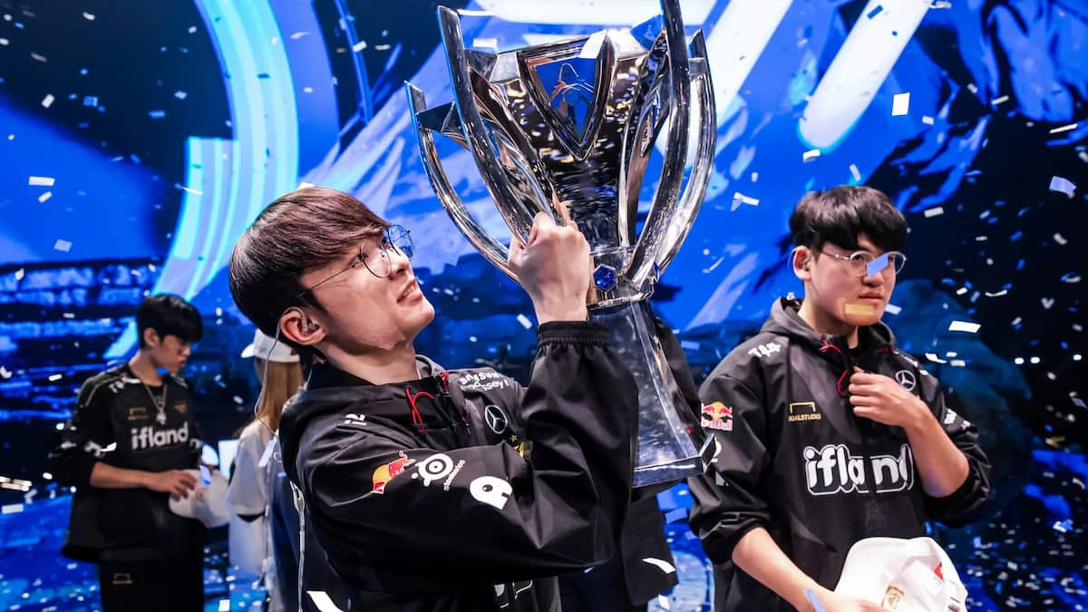 Faker hoisting the Worlds 2023 trophy.