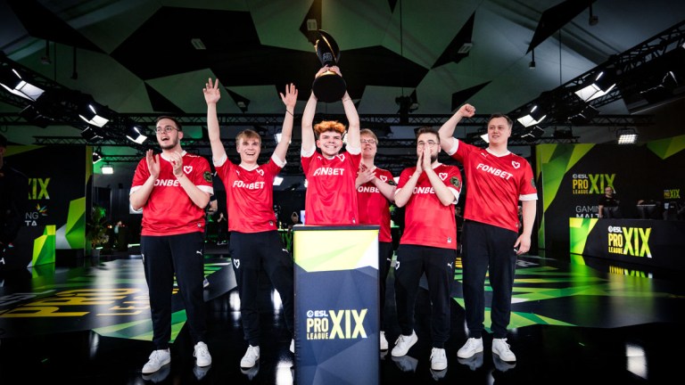 MOUZ captain siuhy and his team lift the ESL Pro League Season 19 trophy.