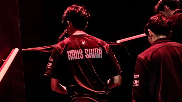 G2 Hans Sama walking away at MSI 2024