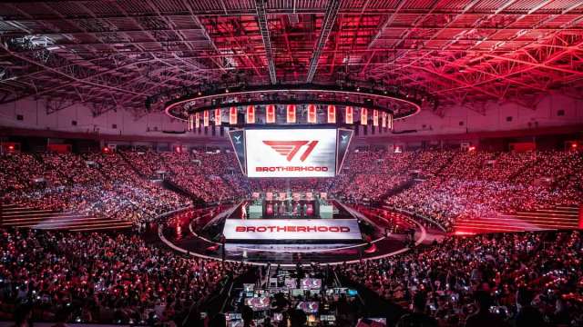 T1 Brotherhood flashed at fans waiting for the match at LCK 2024.