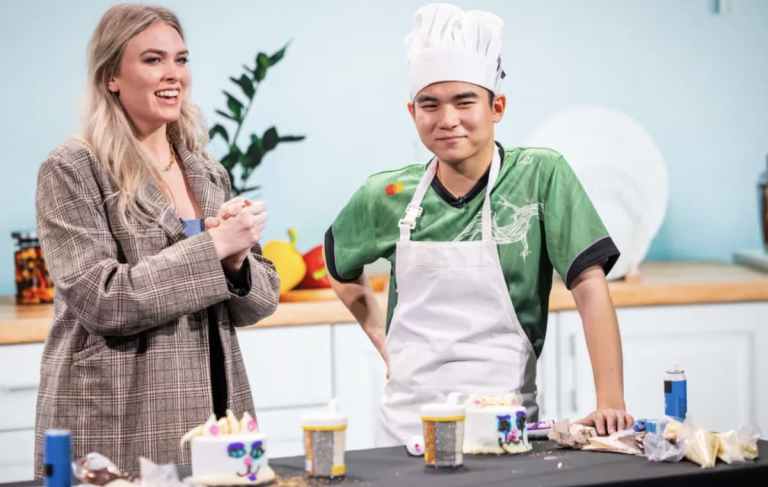 Spica and QTCinderella on stage for an impromptu cooking show.