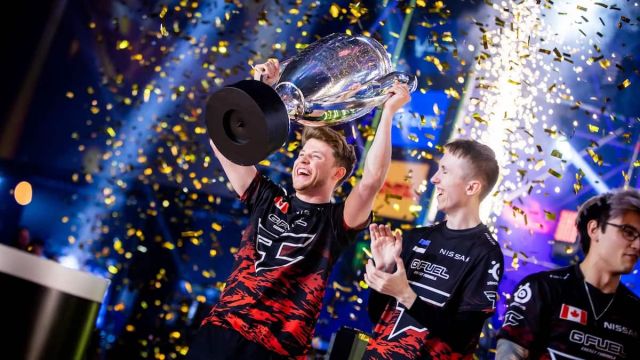 JKS hoisiting IEM Katowice trophy.