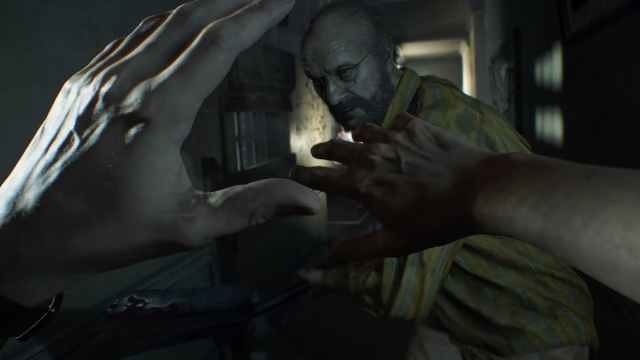 Resident Evil 7 Ethan defending from Jack