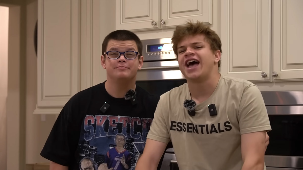 Sketch (left) and Jynxzi (right) stand in a kitchen.