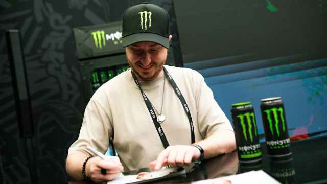 Get_RiGhT signing an autograph at IEM Cologne 2024.