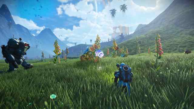 An image from No Man's Sky of the player running through a green field. There is a large mech to the left, and a sentinel drone to the right.