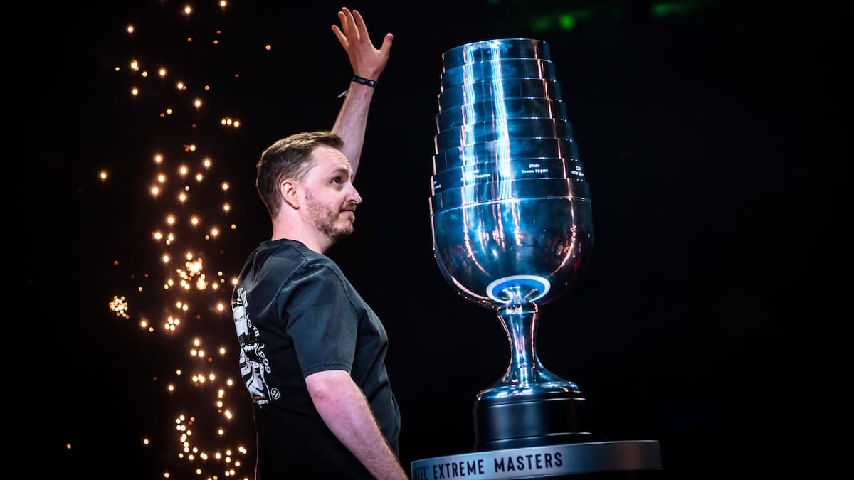 Get_RiGhT bringing the trophy on Cologne stage.