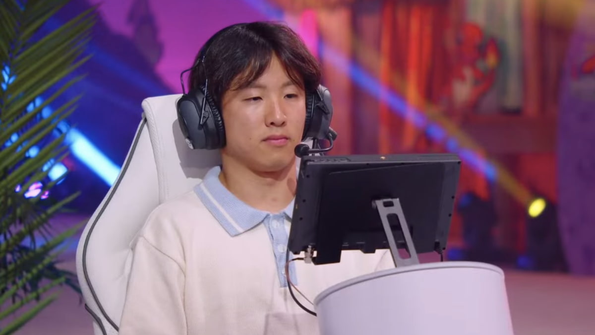 Aaron Zheng playing a VGC stream match at Pokémon Worlds 2024.